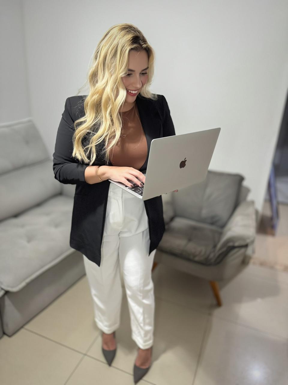 Ana Abelaira trabalhando